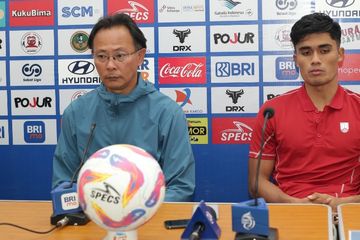 Pelatih Persis Solo, Ong Kim Swee (kiri), tak bisa menyembunyikan rasa kecewa setelah dikalahkan Madura United di Stadion Bangkalan, Madura, Sabtu (1/2/2025).
