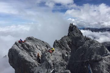 Pendaki di Gunung Carstensz, Papua.