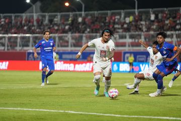 Aksi pemain Malut United, Chino Martinez, saat melawan Arema FC pada pekan ke-25 Liga 1 2024/2025 di Stadion Kie Raha, Ternate, Selasa (4/3/2025).