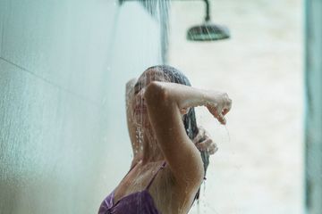 Ilustrasi mandi. Photo by Armin  Rimoldi: https://www.pexels.com/photo/young-female-in-swimsuit-rinsing-hair-in-shower-5269491/