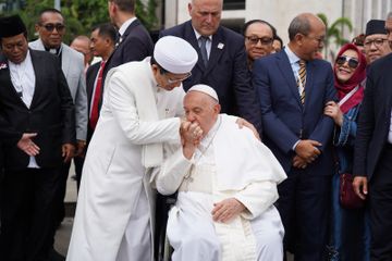 Paus Fransiskus mencium tangan Imam Besar Masjid Istiqlal Nasarudddin Umar dua kali saat mengunjungi Masjid Istiqlal, Kamis (5/9/2024).