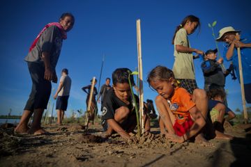 Hari Bumi dan Upaya Menyelamatkan Gereja dari Abrasi Pesisir Sabu 