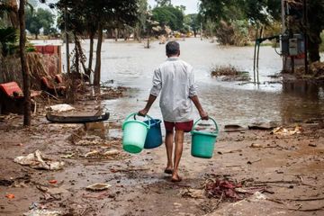 Dampak banjir sering kali membuat masyarakat tidak memiliki air bersih, sehingga mereka terpaksa menggunakan air yang tidak bersih untuk keperluan sehari-hari dan memasak, yang secara signifikan meningkatkan risiko penyakit bawaan makanan.