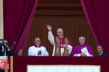 Paus Leo XIV saat dia muncul untuk pertama kalinya setelah terpilih sebagai Paus. Kardinal Robert Prevost dari AS terpilih sebagai Paus yang baru, dan memilih nama Paus Leo XIV.