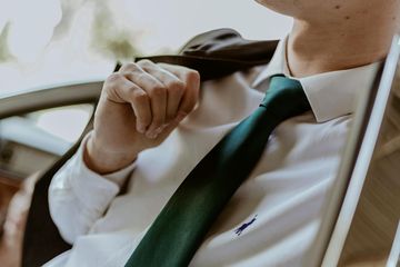 Mungkin sudah saatnya bagi kita untuk mempertimbangkan kembali apakah sebaiknya memakai dasi atau tidak.