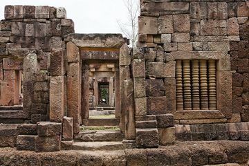 Prasat Ta Muen Thom adalah Situs sejarah peninggalan Kekaisaran Khmer. Lokasinya masih diperebutkan dalam administrasi antara Kamboja dan Thailand.