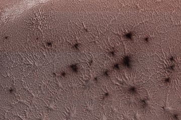 Laba-laba Mars/bercak-bercak gelap yang ditangkap oleh Mars Reconnaissance Orbiter pada tahun 2018.