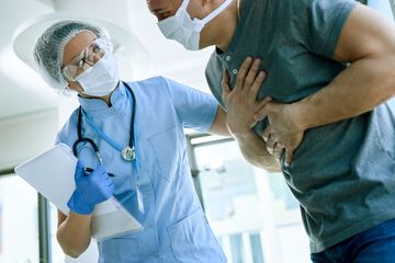 Kenali Perbedaan Nyeri Dada Biasa atau Serangan Jantung dengan Pemeriksaan Gratis dari Mayapada Hospital
