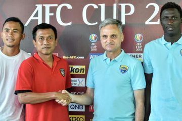 Jabat tangan kedua pelatih, Widodo Cahyono Putro (kiri / Bali United) dan Marian Mihail / Thanh Hoa di Piala AFC 2018. Mihail kini menjadi pelatih PSS Sleman. 