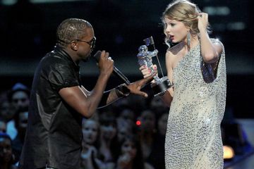 Kanye West merusak momen penerimaan penghargaan Taylor Swift pada 2009 lalu.