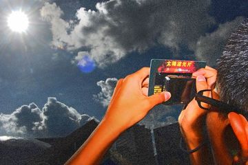 4 Cara Memotret Gerhana Matahari Total Memakai Smartphone. (foto: surabaya.tribunnews.com).