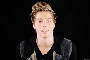 Luke Hemmings '5SOS': Selfie Bareng Benda Random