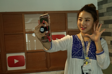 Han Yoo Ra mencoba fitur mobile live streaming dari YouTube. Seru!