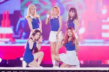Respon profesional Kpop idol menghadapi kecelakaan yang terjadi di atas panggung.