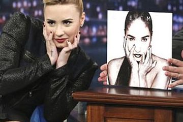Demi Lovato: Pose dengan Diri Sendiri