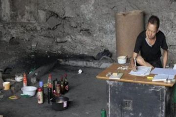 Beginilah Wang Chengzou bekerja di kediamannya di kolong sebuah jembatan di kota Chongqing, China selama 10 tahun terakhir | Chengdu Business Daily