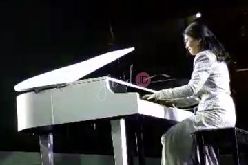 Tampil memukau! Isyana Sarasvati mempertunjukan kebolehannya memainkan piano