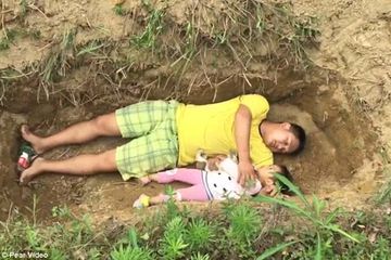 Zhang Liyong dan putrinya Zhang Xin Lei saat berlatih mati.
