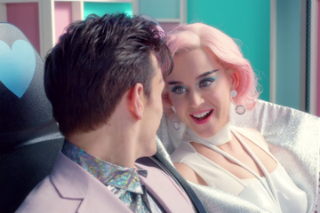 Katy Perry dalam Chained To The Rhythm