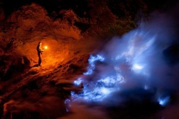 Gunung Ijen Keluarkan Gas Beracun, Akses Menuju Puncak Kawah Ditutup