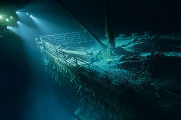 Bangkai kapal Titanic teronggok di dasar laut,. Lokasinya lebih dari tiga kilometer di bawah permukaan laut.