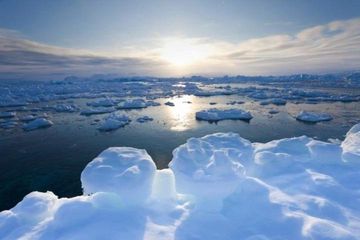 Pecahan es di Tiniteqilaq, Greenland.