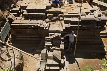 Candi Lumbung Sengi, Magelang, dibangun pada abad ke-9. Para arkeolog sedang mengupayakan pemindahan candi ke tempat yang aman dari erosi sungai.