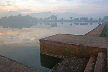 Kolam Segaran. Dalam bahasa Jawa, segaran berarti laut buatan. Bangunan air tinggalan masa Majapahit ini berkaitan dengan sistem jaringan kanal, sebuah teknologi adaptasi warga Majapahit terhadap kondisi alam dan musim. Luas kolam ini sekitar enam kali lapangan sepak bola. Meskipun sangat monumental, Rakawi Prapanca tidak menyebutkan salah satu bangunan air nan megah ini dalam karya pujasastranya, Nagarakertagama.