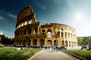 Colosseum, bangunan bersejarah di tengah kota Roma, Italia. Merupakan jejak peninggalan Romawi kuno.
