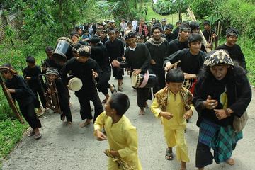 Masyarakat adat Cireundeu. Terkenal dengan ketahanan pangan dengan cara tradisional.