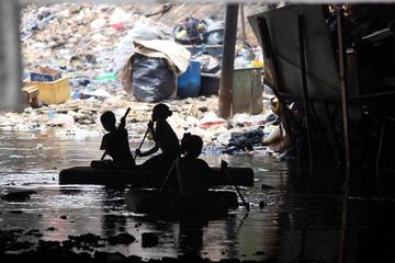 Tiga orang anak asyik bermain di surutnya Kali Ciliwung. Denyut kehidupan purba kawasan Bogor, Depok, dan Jakarta pernah bergantung kepada aliran air Ciliwung. Namun, kini air sungai tak sejernih masa purba.