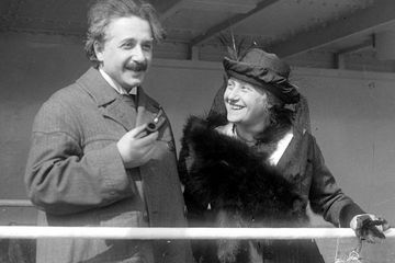 Empat Surat Einstein Dihargai Rp112 Juta