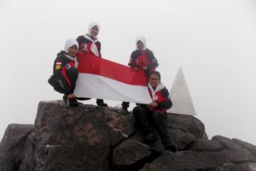Tim Putri Indonesia Menyambangi Fansipan