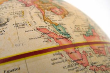 Aceh yang lokasinya berada di ujung barat kepulauan Asia Tenggara, menghasilkan penyebaran agama Islam berlangsung sejak abad pertama Hijriah. 