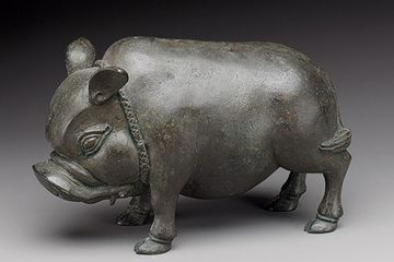 Babi perunggu, lambang kemakmuran, berasal dari zaman Majapahit. Saat ini menjadi koleksi Metropolitan Museum, Amerika Serikat.