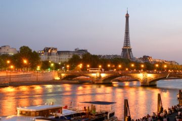 Anak-Anak dari Penjuru Dunia Berburu Harta Karun di Eiffel