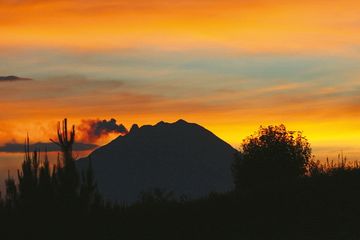 Sinabung Kembali Semburkan Awan Panas