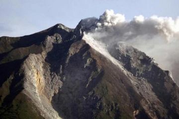 Sinabung Kembali Meletus Disertai Awan Panas
