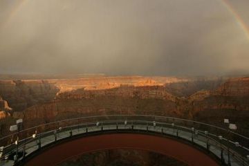 Menikmati Sensasi Jurang Grand Canyon dari Jembatan Kaca