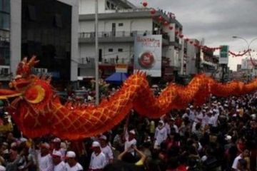 Atraksi Naga Bersinar Malam Cap Go Meh di Pontianak