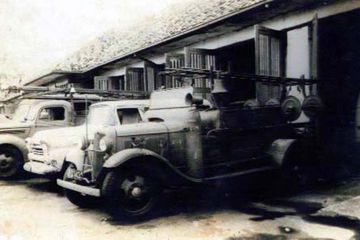 Mobil pemadam kebakaran Brandweer Batavia pada awal abad ke-20.