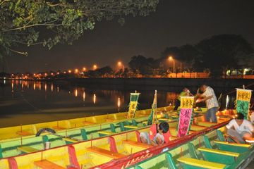 Perahu Pehcun di Sungai Cisadane, satu malam sebelum perayaan Pehcun di pecinan Tangerang.