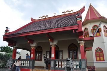 Wihara Dharmakaya di Jalan Siliwangi, kawasan pecinan Bogor. Awalnya merupakan tempat peristirahatan keluarga Tionghoa asal Kwitang, Batavia&mdash;kini Jakarta Pusat&mdash;pada awal abad ke-20. Kemudian didarmakan untuk biara. Pada awal 1940-an, klenteng ini dikelola oleh seorang biarawati atau suhu wanita yang bernama Tan Eng Nio. 