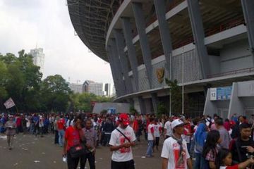 Sampah Kertas Berserakan di Gelora Bung Karno