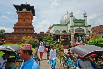 Suasana di depan Masjid Menara Kudus seusai salat Jumat. Masjid ini didirikan oleh Syekh Jafar Sodiq (Sunan Kudus) pada 1549. Masjid ini tampak selaras dengan arsitektur masa Hindu-Buddha yang hingga kini menjadi simbol akulturasi.