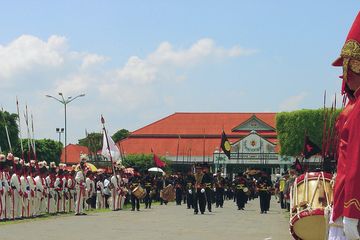 Para prajurit Keraton Yogyakarta, dari berbagai kesatuan wilayah, bersiap melakukan upacara Grebeg Syawal.