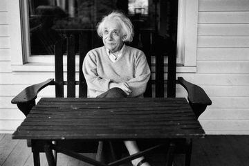 Einstein bersantai di beranda rumahnya di Princeton, 1951.