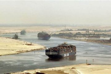 Sebuah kapal kargo melintasi Terusan Suez.