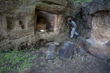 Situs Wadu Pa'a, sebuah untaian tebing yang menghadap teluk kecil di barat daya Teluk Bima. Mahandis Yoanata, Editor National Geographic Indonesia, tengah mengamati pahatan di dindingnya yang menautkan Hindu-Siwa, dan mungkin juga Buddhisme, sebuah pesan toleransi antarumat beragama dari leluhur. 