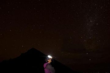 Seperti Apa Pemandangan Langit Malam di Puncak Tambora?